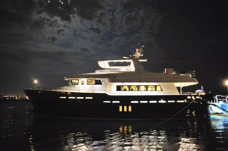 https://dev-api.arconyachts.com/storage/media/28038/conversions/465_9179020557-optimize.webp