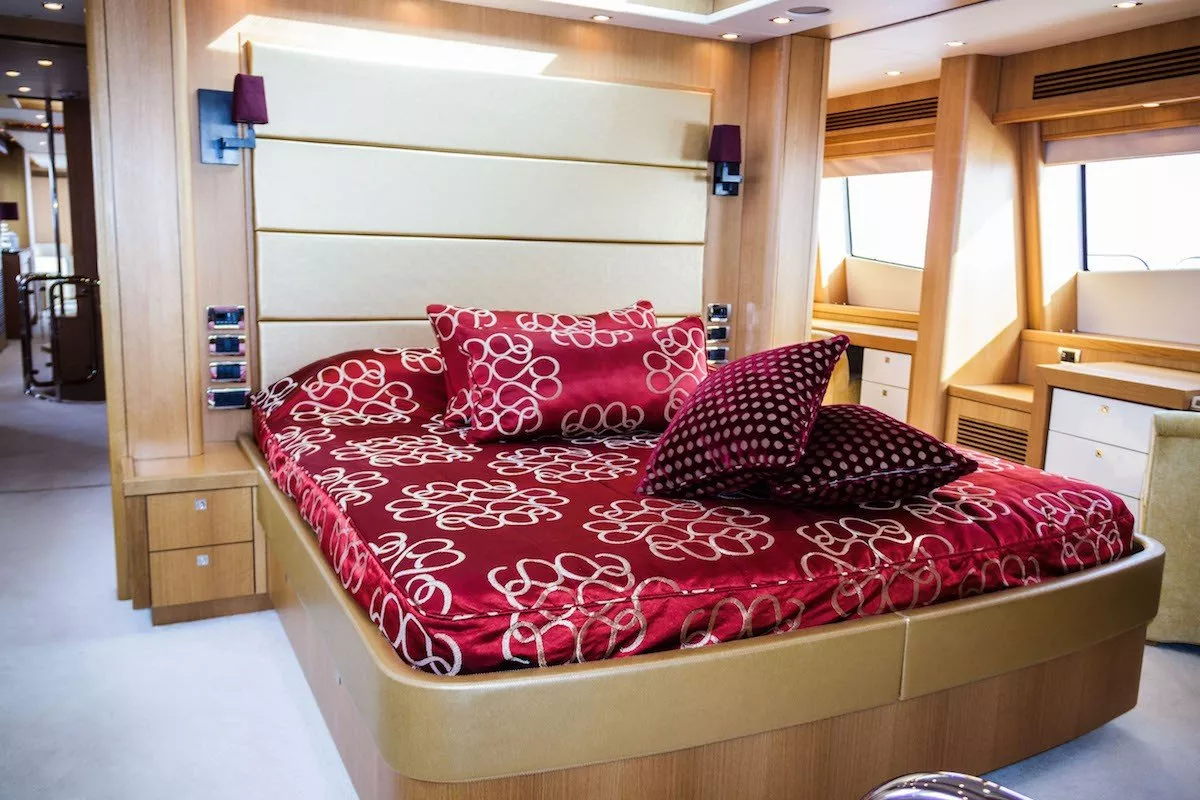 https://dev-api.arconyachts.com/storage/media/28104/conversions/461_6411992560-optimize.webp