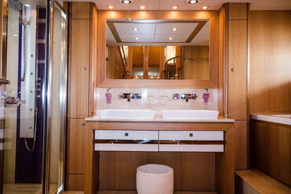 https://dev-api.arconyachts.com/storage/media/28106/conversions/461_9426901902-optimize.webp