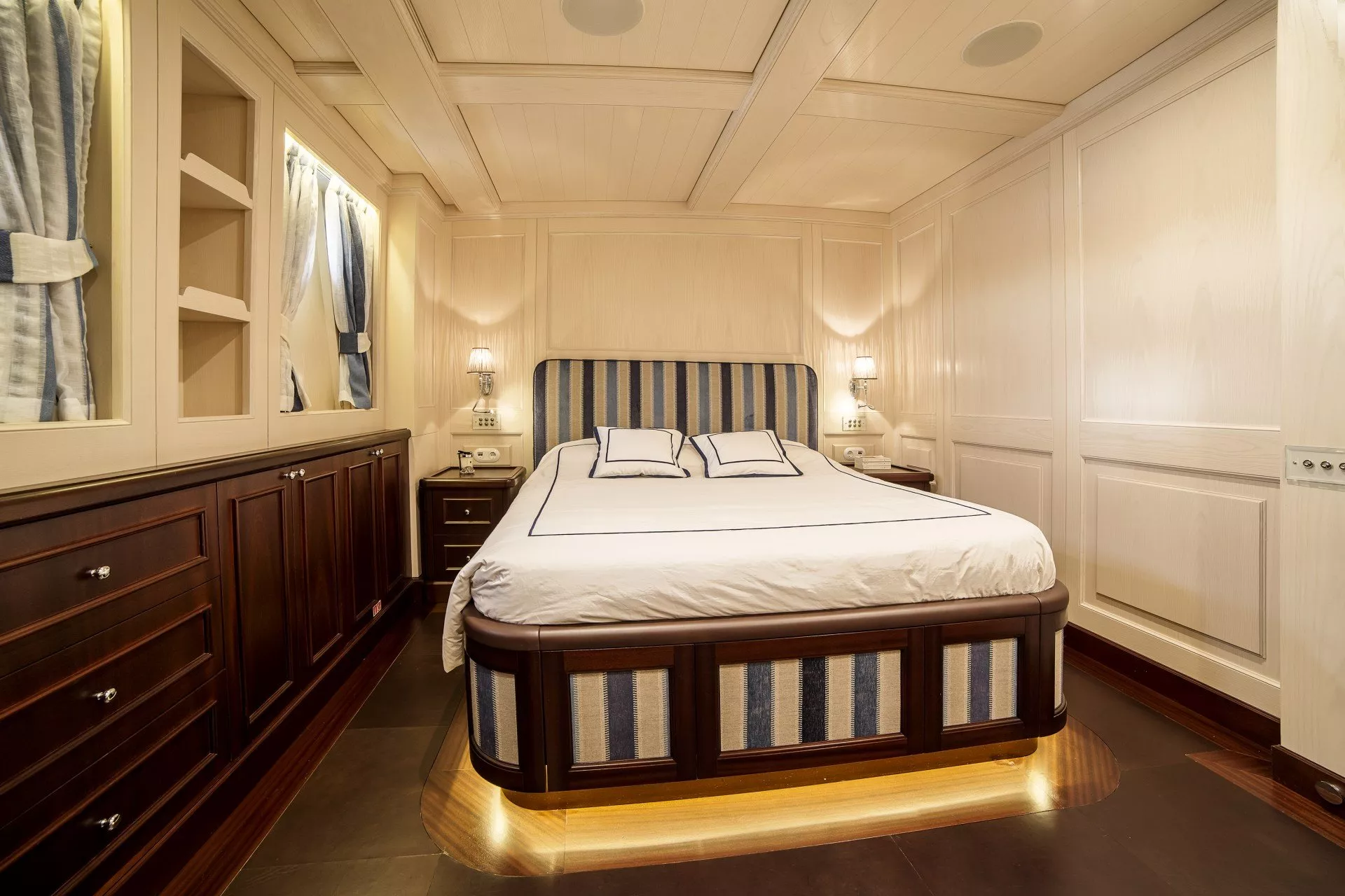 https://dev-api.arconyachts.com/storage/media/28115/conversions/460_0778656538-optimize.webp