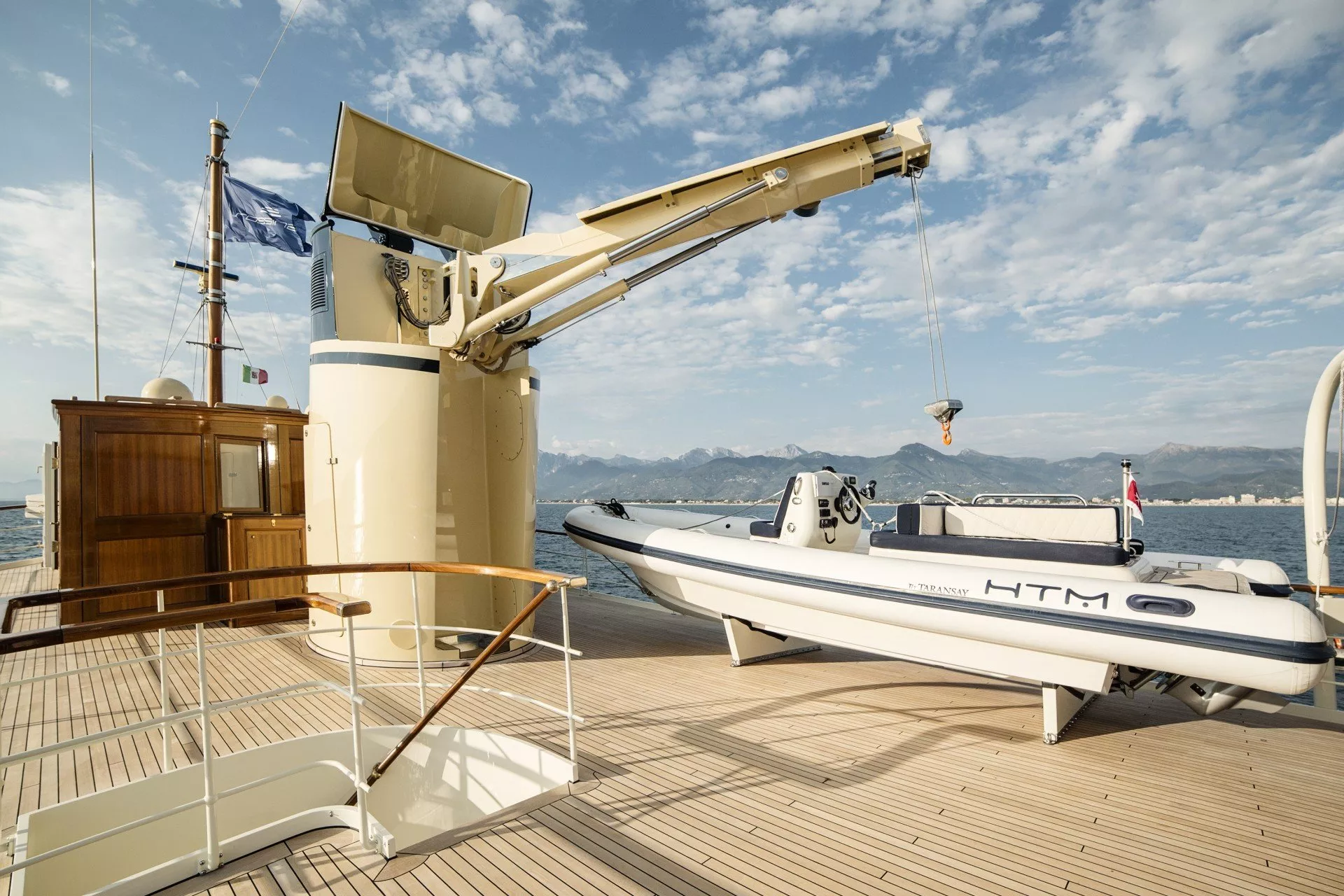 https://dev-api.arconyachts.com/storage/media/28121/conversions/460_9162508717-optimize.webp