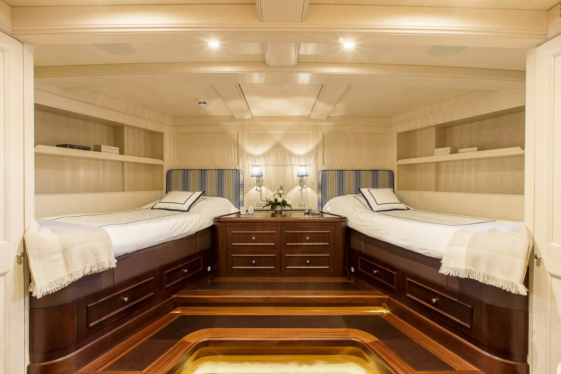 https://dev-api.arconyachts.com/storage/media/28122/conversions/460_7697777056-optimize.webp