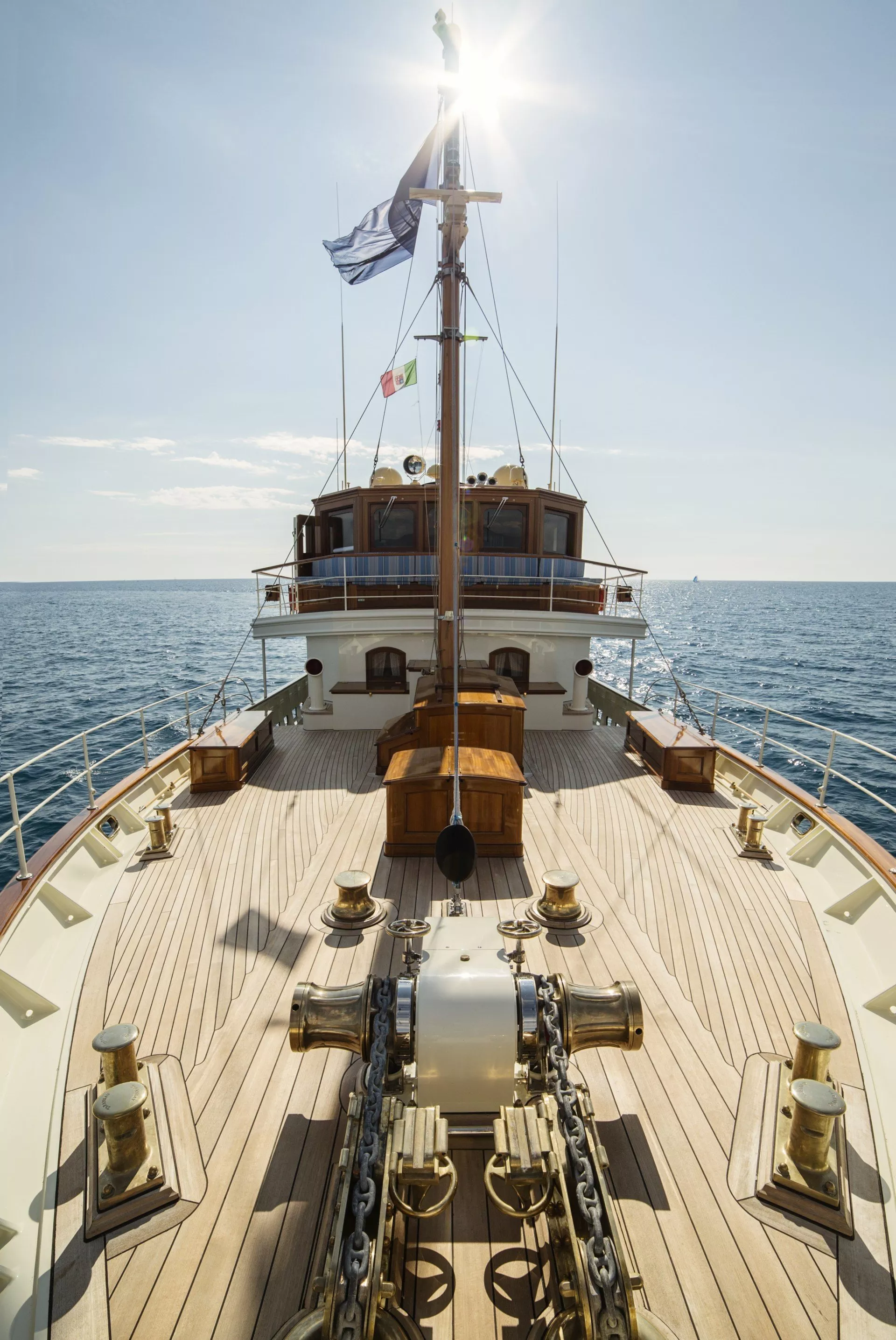 https://dev-api.arconyachts.com/storage/media/28124/conversions/460_1057119689-optimize.webp
