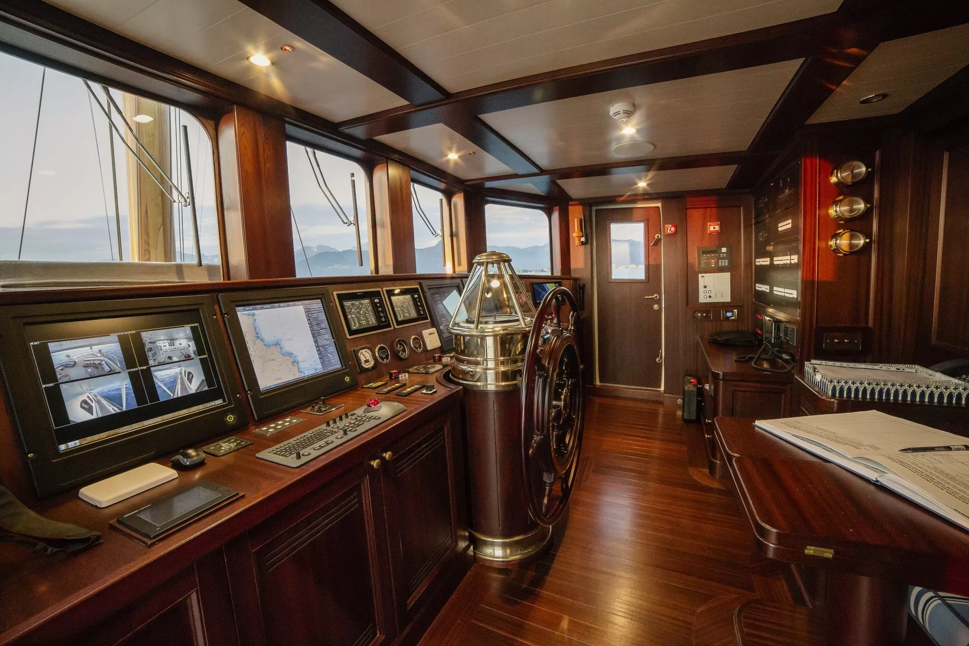 https://dev-api.arconyachts.com/storage/media/28127/conversions/460_6405192019-optimize.webp