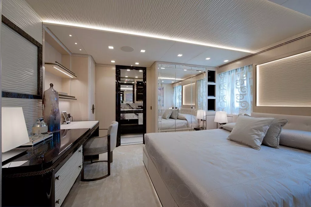 https://dev-api.arconyachts.com/storage/media/28158/conversions/458_4677173592-optimize.webp