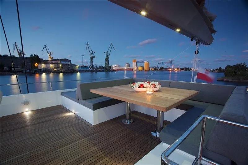 https://dev-api.arconyachts.com/storage/media/28201/conversions/457_4293834986-optimize.webp