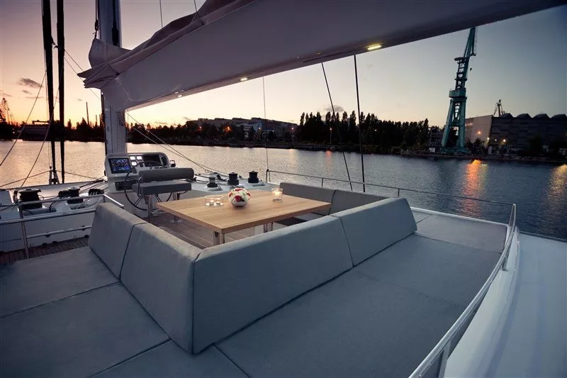 https://dev-api.arconyachts.com/storage/media/28202/conversions/457_7616432380-optimize.webp