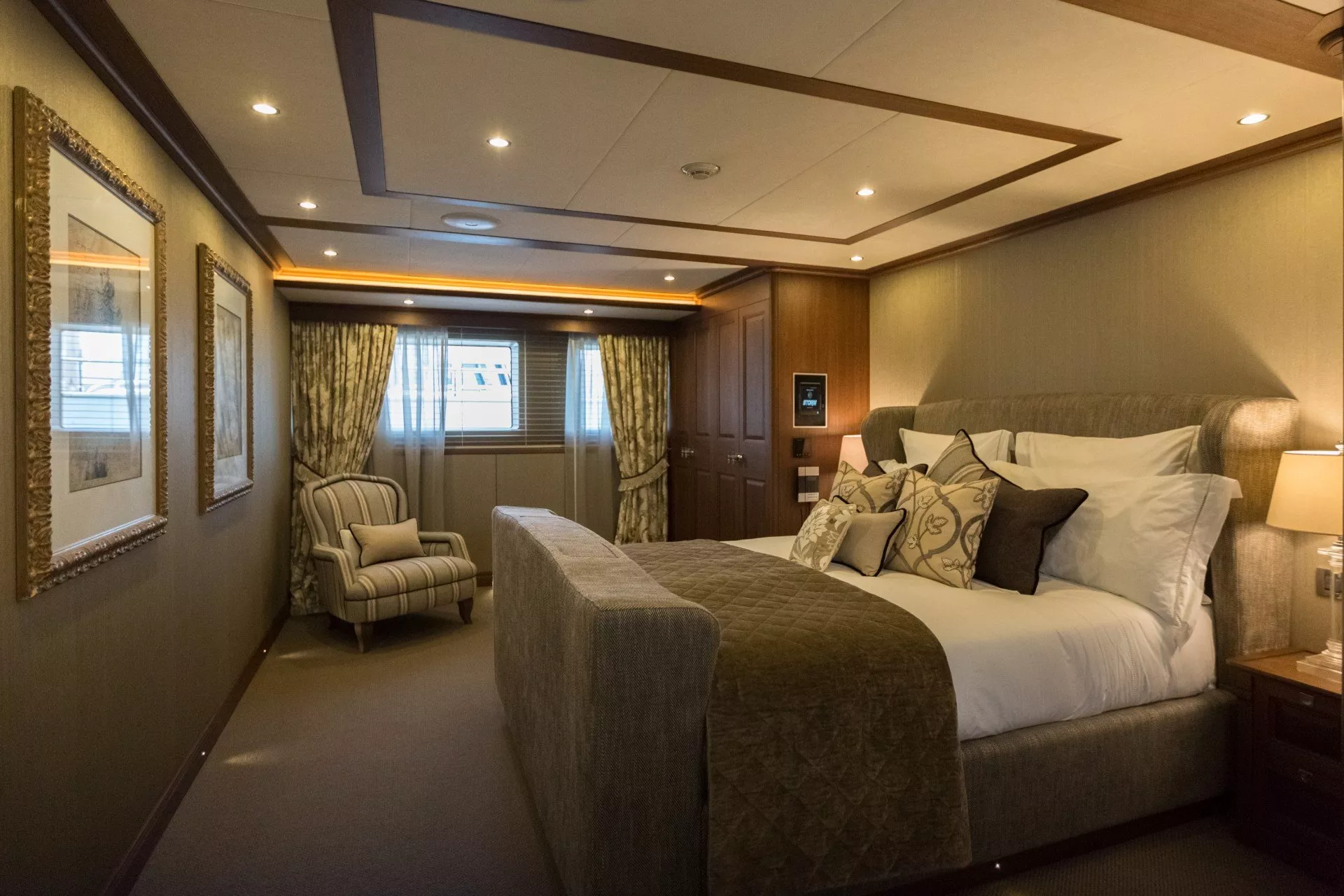 https://dev-api.arconyachts.com/storage/media/28284/conversions/176_6668683877-optimize.webp