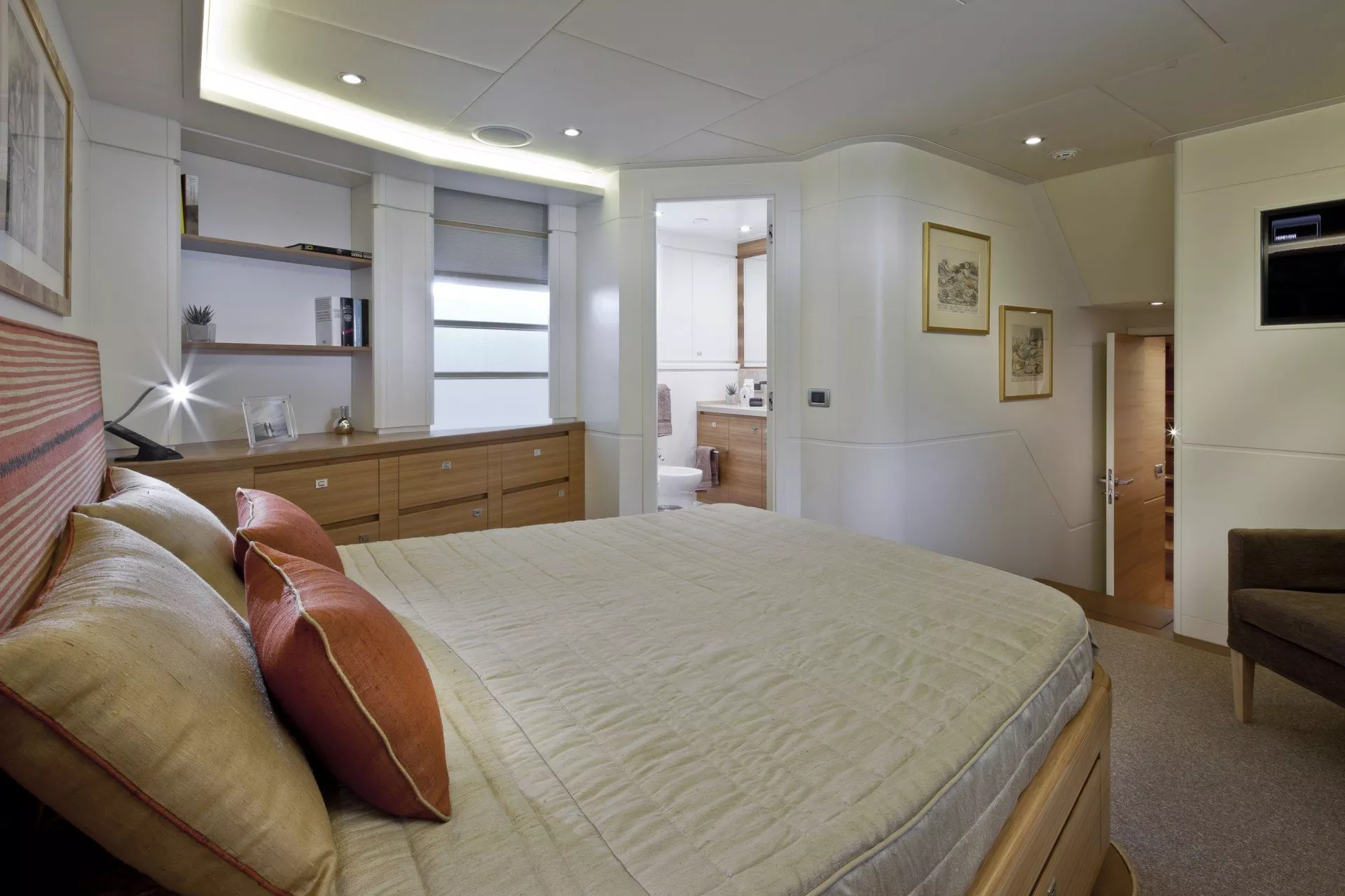https://dev-api.arconyachts.com/storage/media/28295/conversions/174_9561312460-optimize.webp