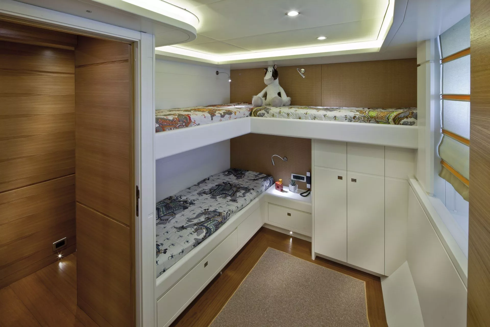 https://dev-api.arconyachts.com/storage/media/28298/conversions/174_9648801882-optimize.webp