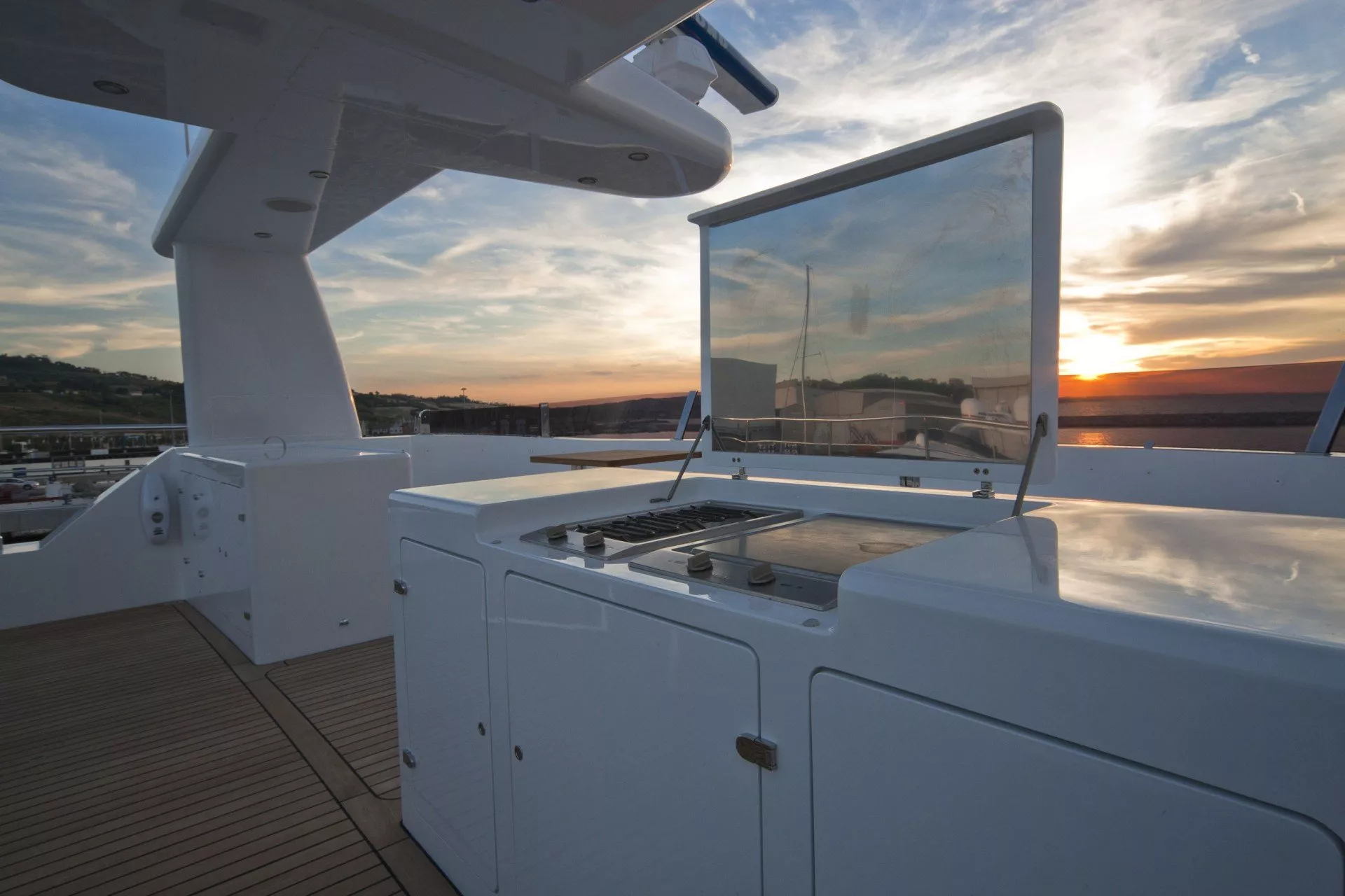 https://dev-api.arconyachts.com/storage/media/28310/conversions/174_6614946297-optimize.webp