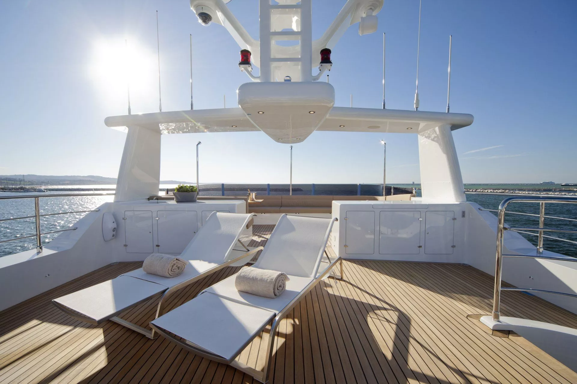 https://dev-api.arconyachts.com/storage/media/28318/conversions/174_9056678586-optimize.webp