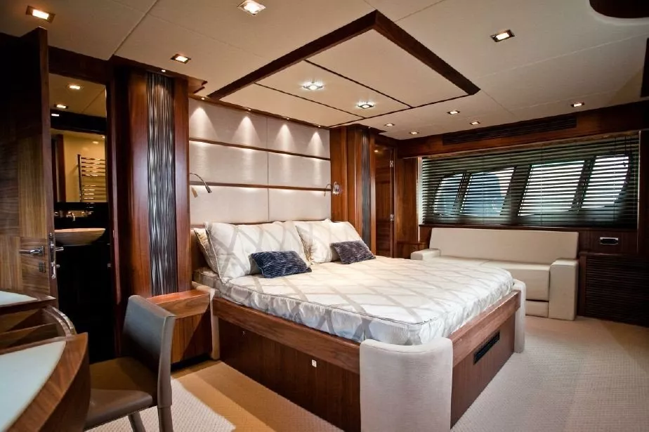 https://dev-api.arconyachts.com/storage/media/28368/conversions/444_6528382686-optimize.webp