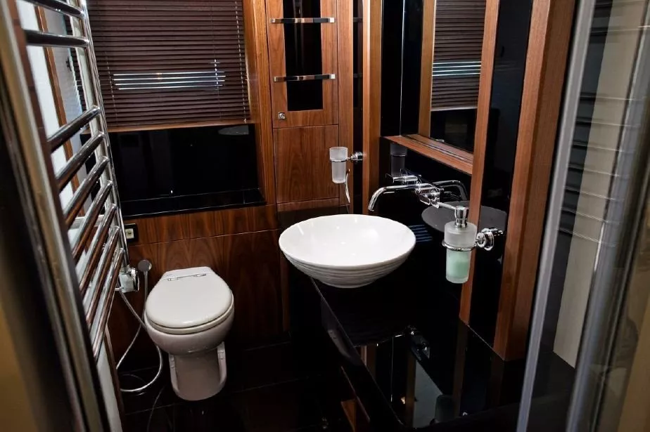 https://dev-api.arconyachts.com/storage/media/28371/conversions/444_7005511917-optimize.webp