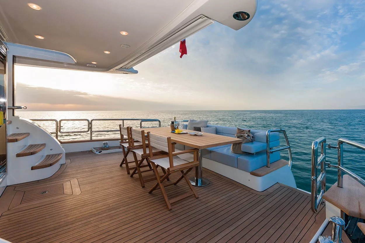 https://dev-api.arconyachts.com/storage/media/28379/conversions/212_4664203666-optimize.webp