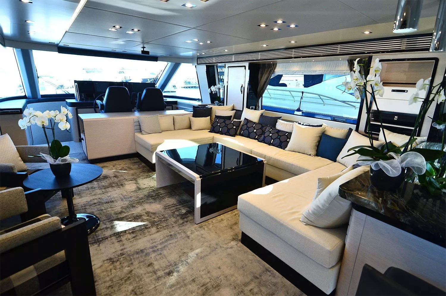 https://dev-api.arconyachts.com/storage/media/28387/conversions/212_6119763272-optimize.webp