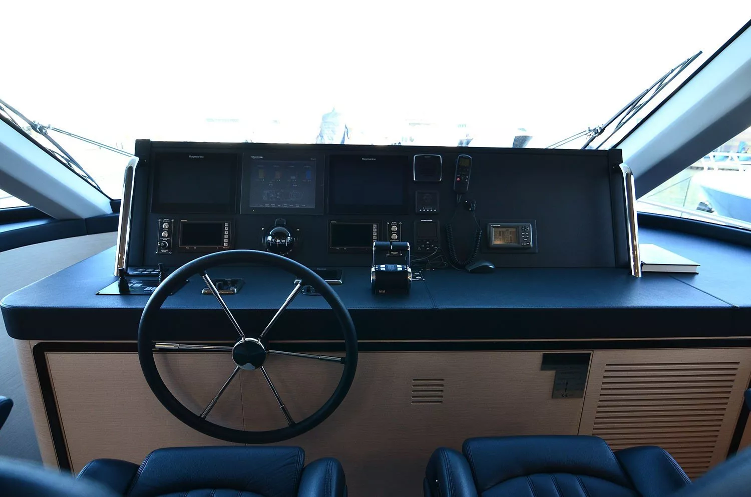 https://dev-api.arconyachts.com/storage/media/28390/conversions/212_3566135428-optimize.webp