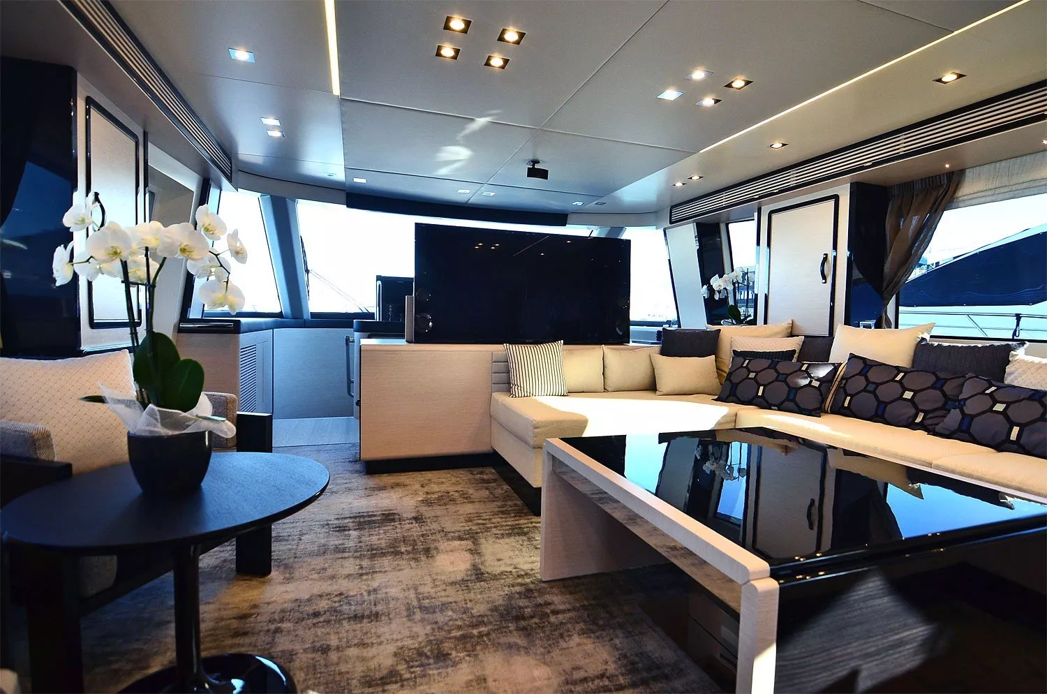 https://dev-api.arconyachts.com/storage/media/28391/conversions/212_6683240512-optimize.webp