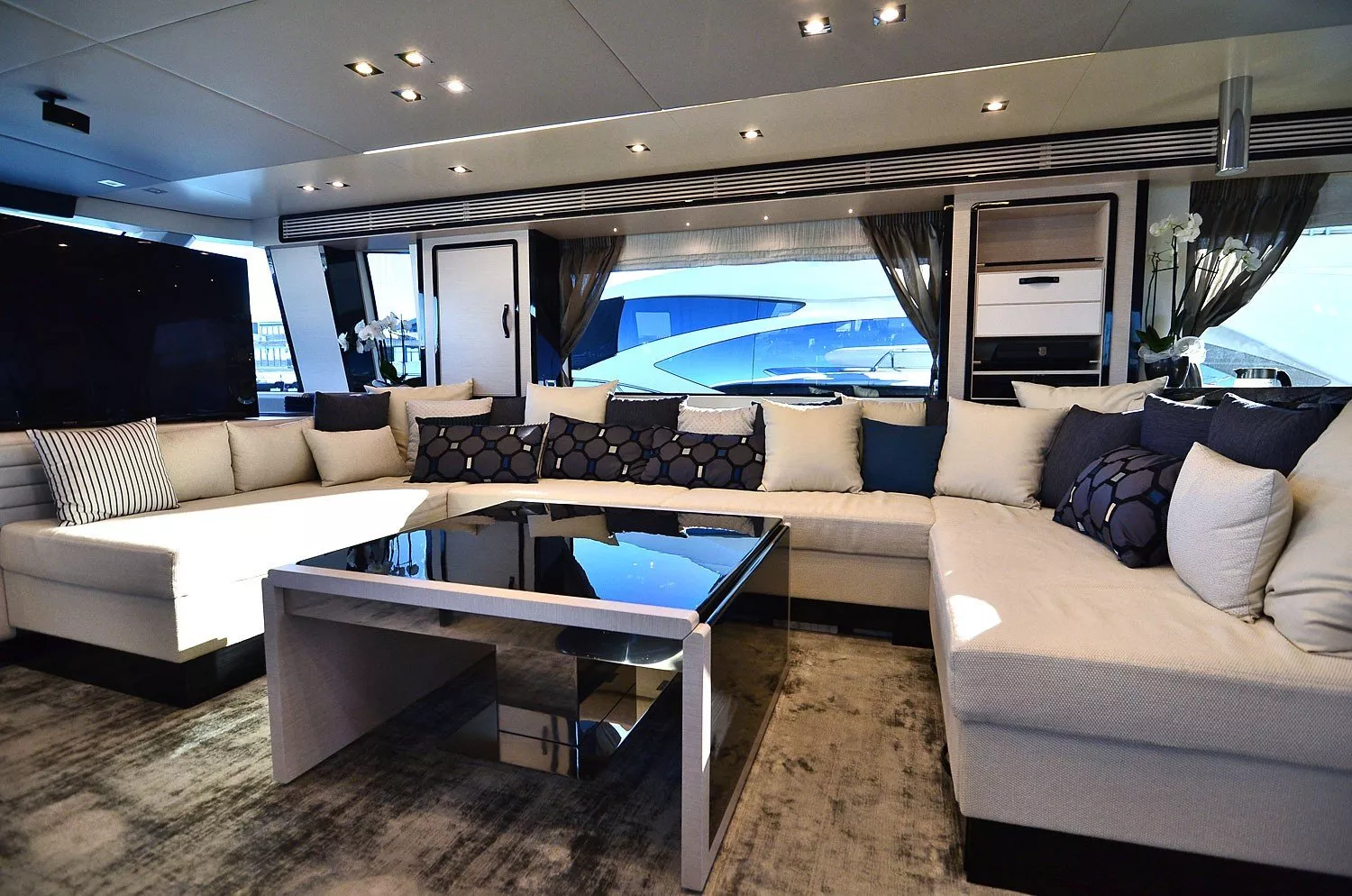 https://dev-api.arconyachts.com/storage/media/28392/conversions/212_6490909206-optimize.webp