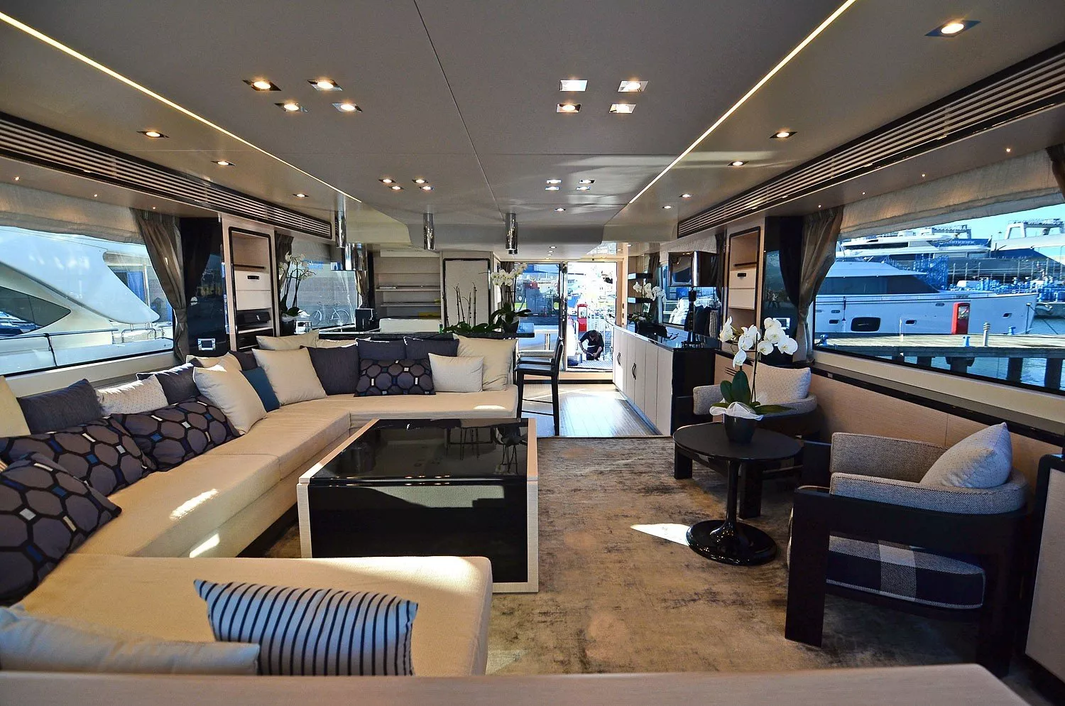 https://dev-api.arconyachts.com/storage/media/28394/conversions/212_9593833787-optimize.webp