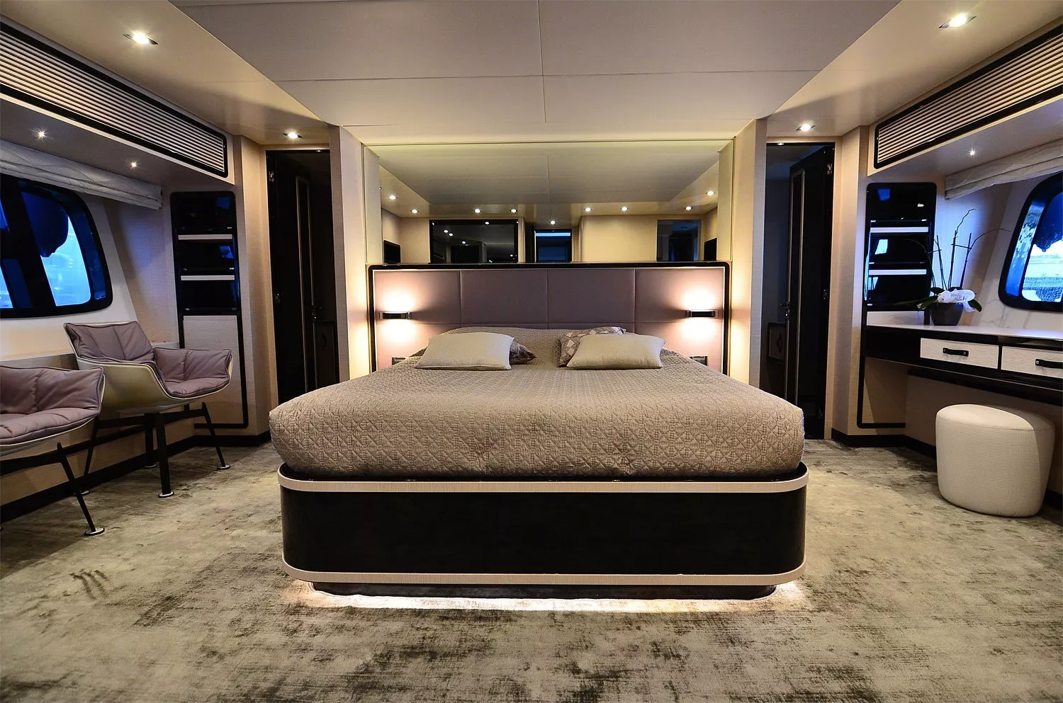 https://dev-api.arconyachts.com/storage/media/28396/conversions/212_0381390506-optimize.webp