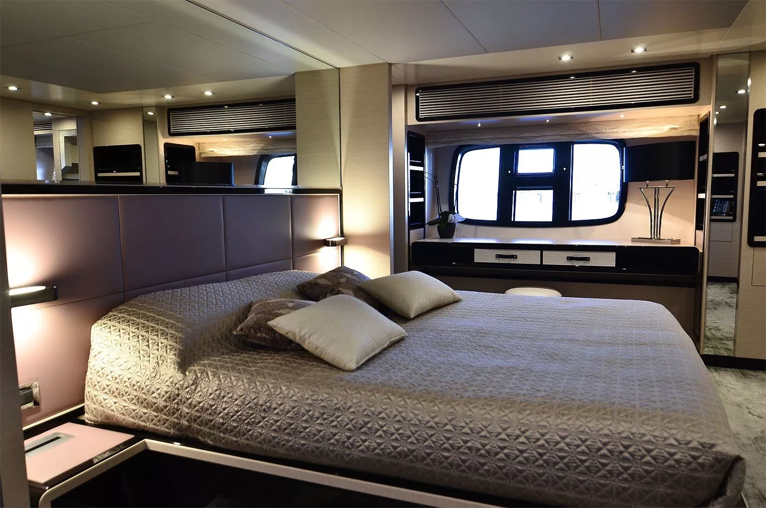 https://dev-api.arconyachts.com/storage/media/28398/conversions/212_2992233996-optimize.webp