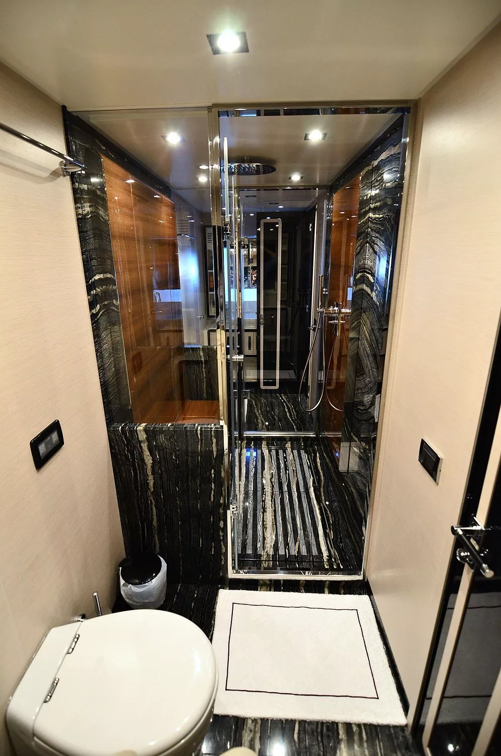 https://dev-api.arconyachts.com/storage/media/28399/conversions/212_3539955424-optimize.webp