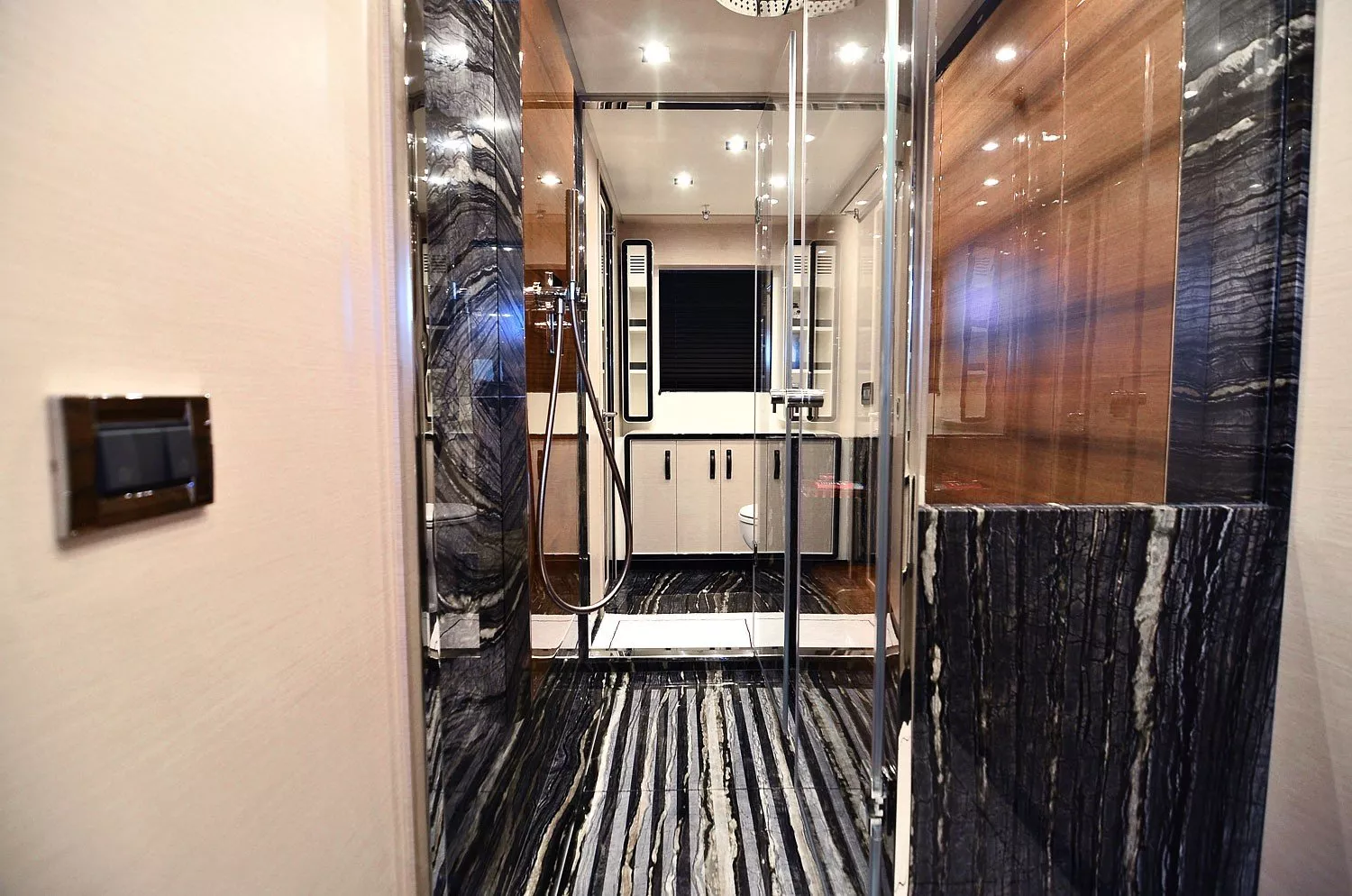 https://dev-api.arconyachts.com/storage/media/28401/conversions/212_4753117942-optimize.webp