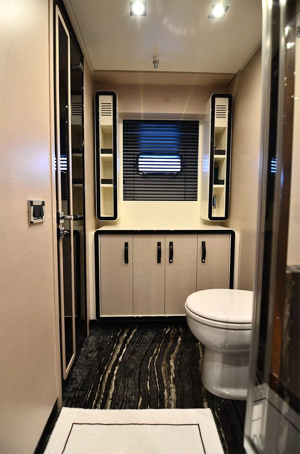 https://dev-api.arconyachts.com/storage/media/28402/conversions/212_8899091968-optimize.webp