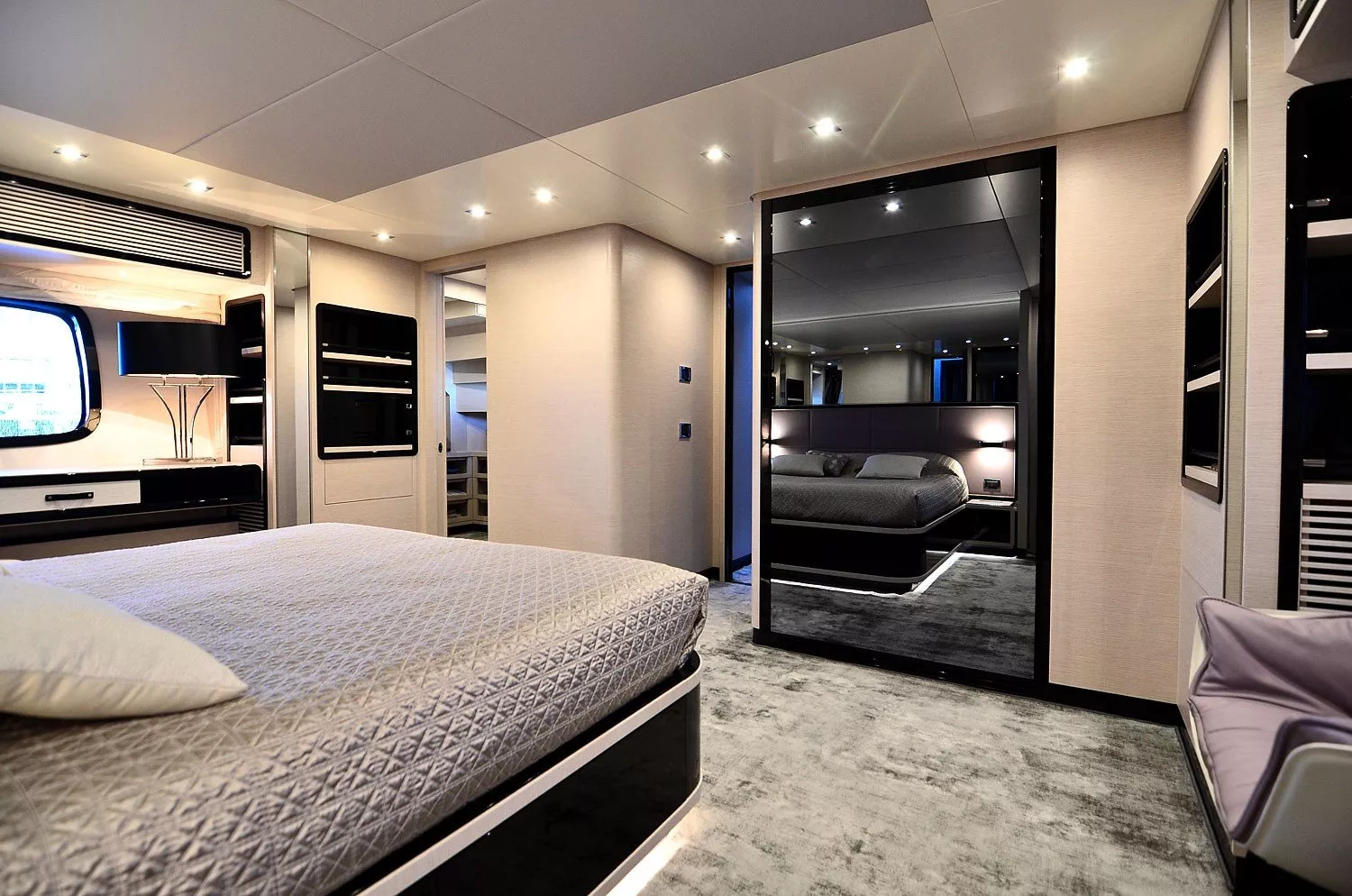 https://dev-api.arconyachts.com/storage/media/28403/conversions/212_1115386433-optimize.webp