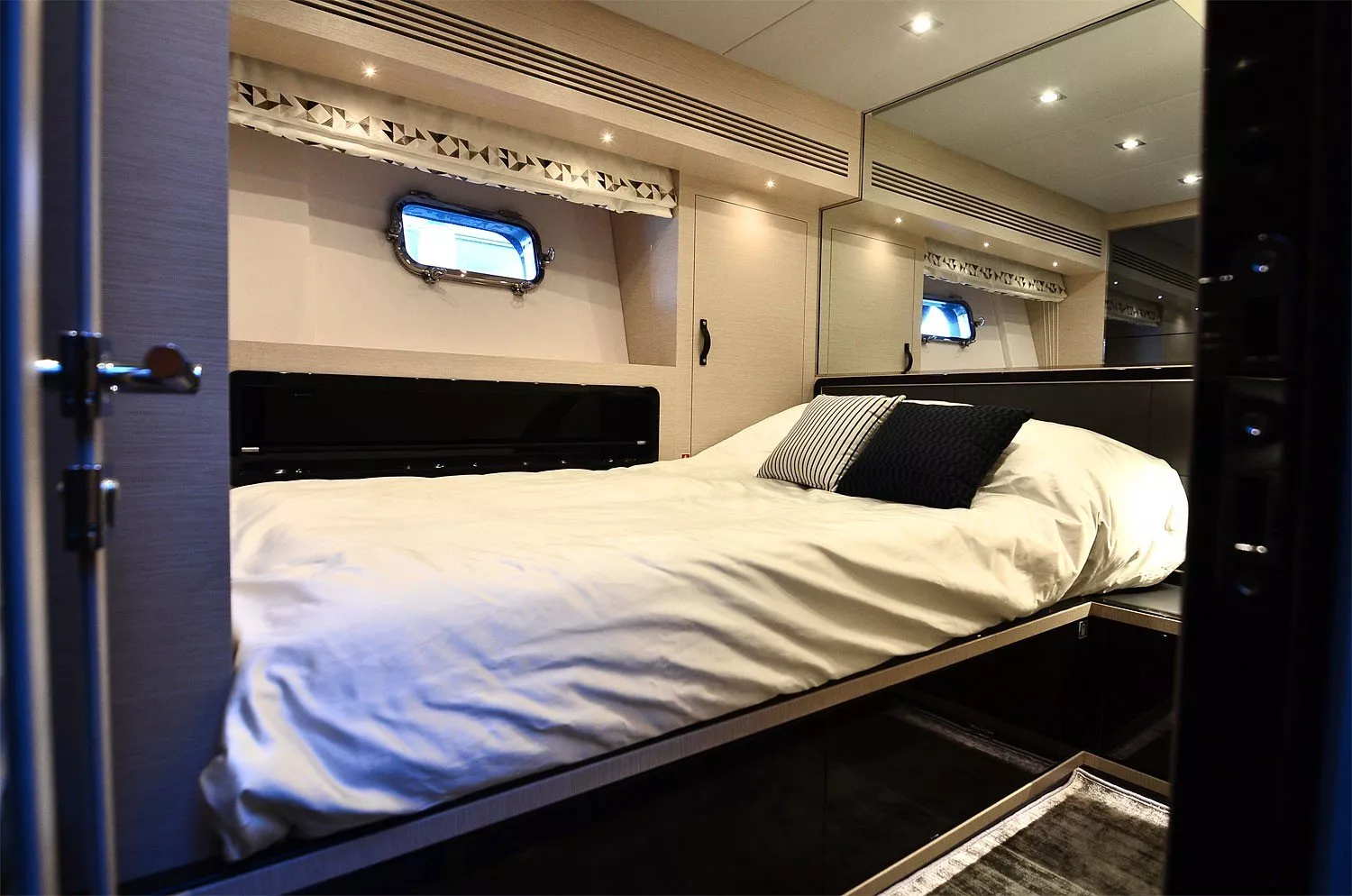 https://dev-api.arconyachts.com/storage/media/28405/conversions/212_8065835652-optimize.webp
