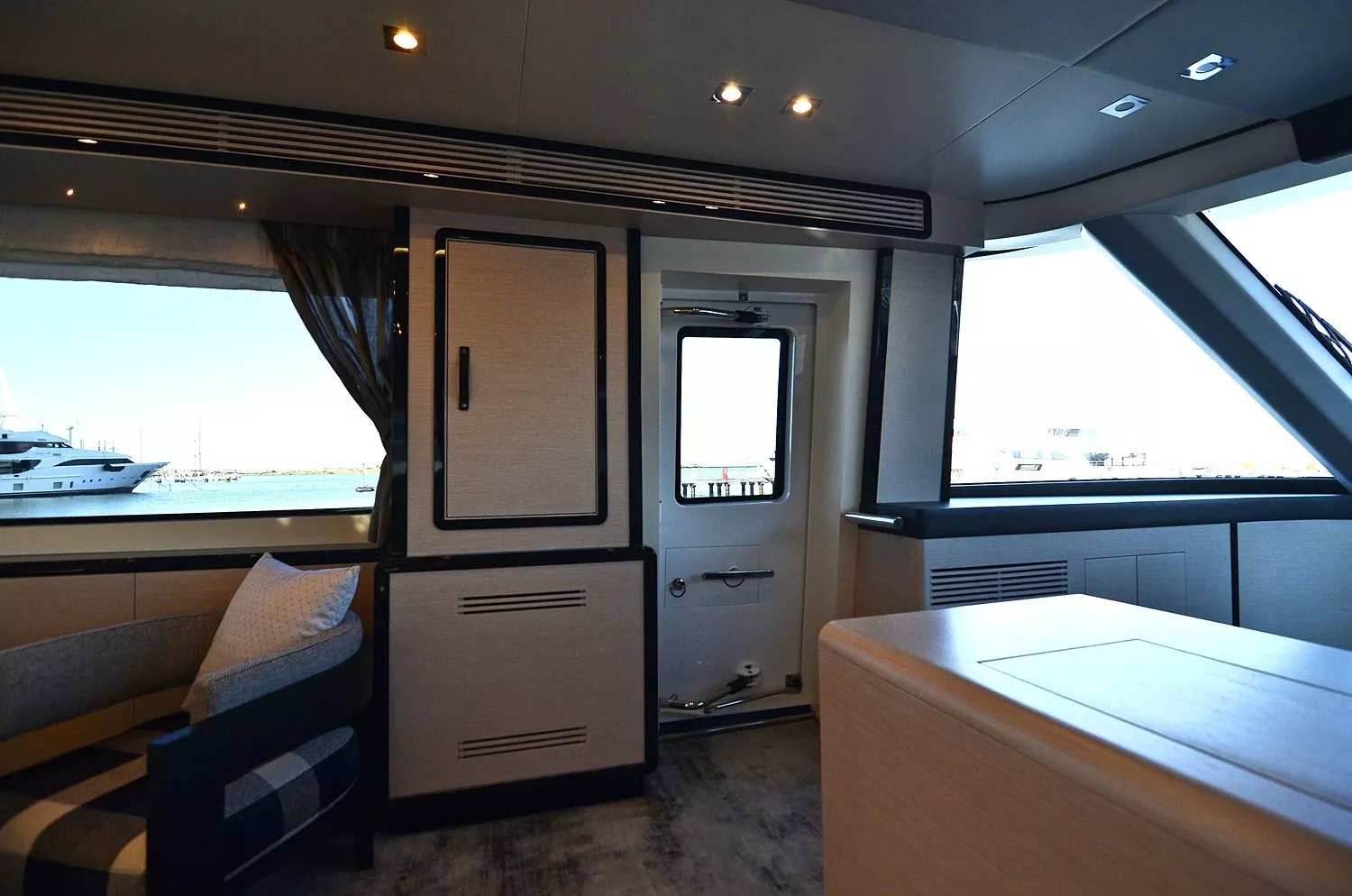 https://dev-api.arconyachts.com/storage/media/28408/conversions/212_0355262323-optimize.webp
