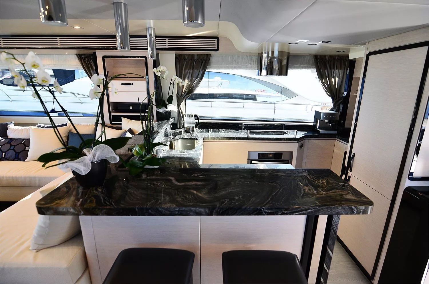 https://dev-api.arconyachts.com/storage/media/28410/conversions/212_2365437618-optimize.webp