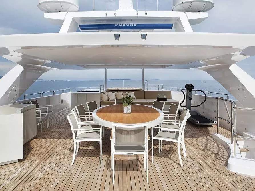 https://dev-api.arconyachts.com/storage/media/28447/conversions/440_2620610016-optimize.webp