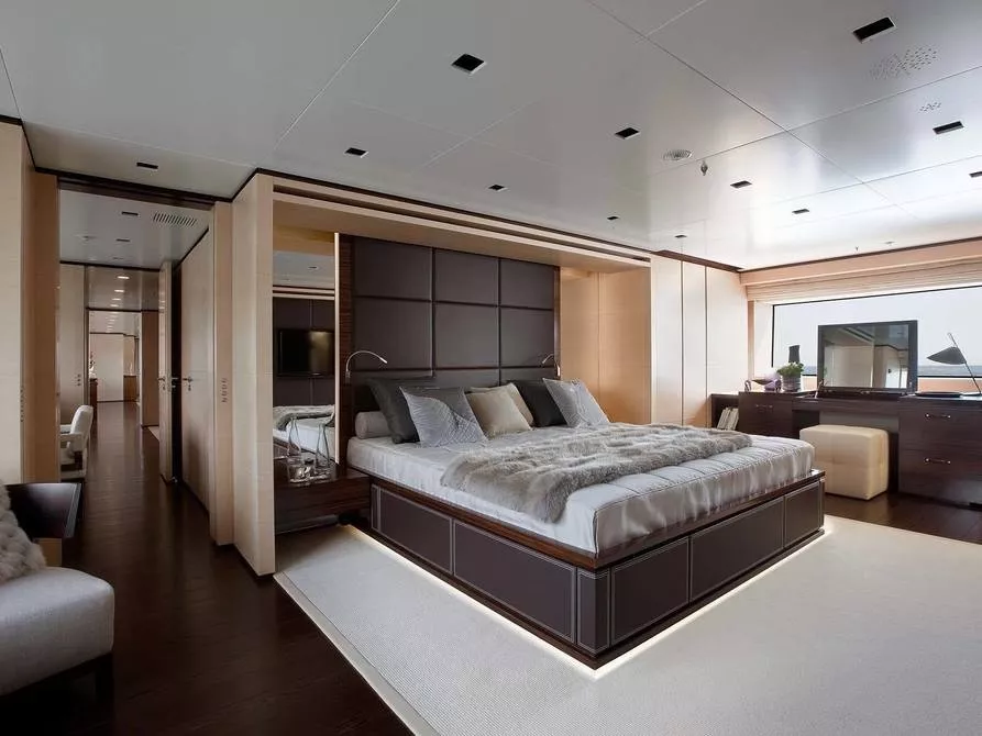 https://dev-api.arconyachts.com/storage/media/28450/conversions/440_4852422716-optimize.webp