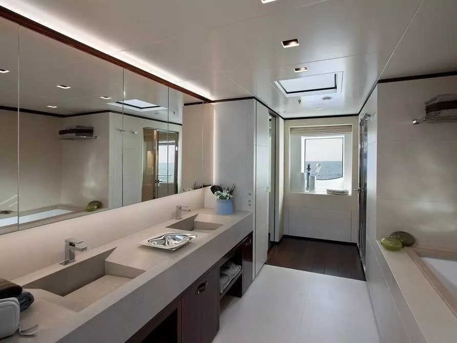 https://dev-api.arconyachts.com/storage/media/28451/conversions/440_7299557160-optimize.webp