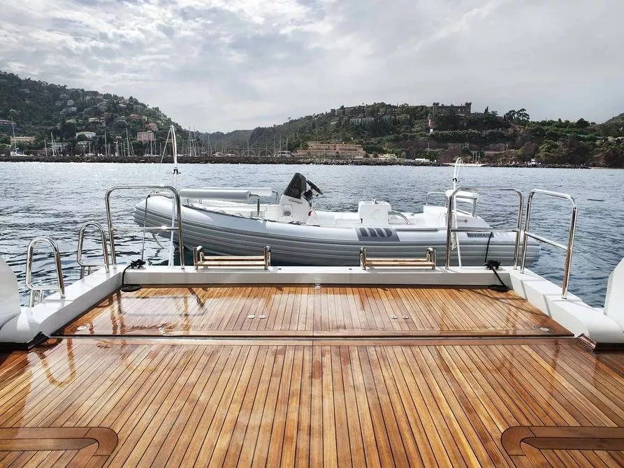 https://dev-api.arconyachts.com/storage/media/28453/conversions/440_2347855166-optimize.webp