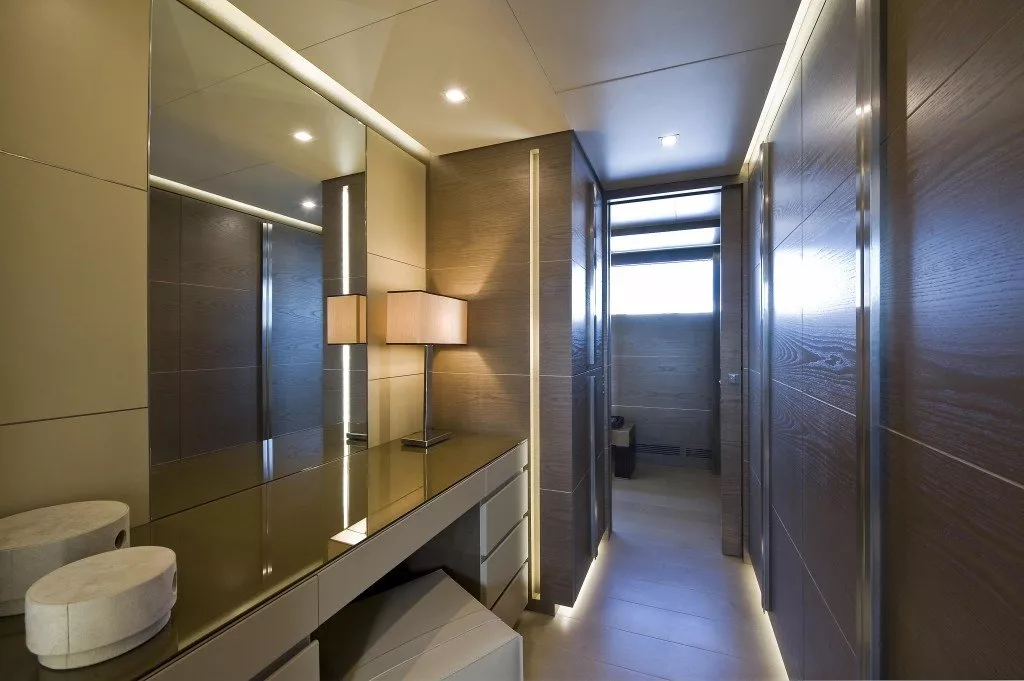 https://dev-api.arconyachts.com/storage/media/28488/conversions/438_5246019552-optimize.webp