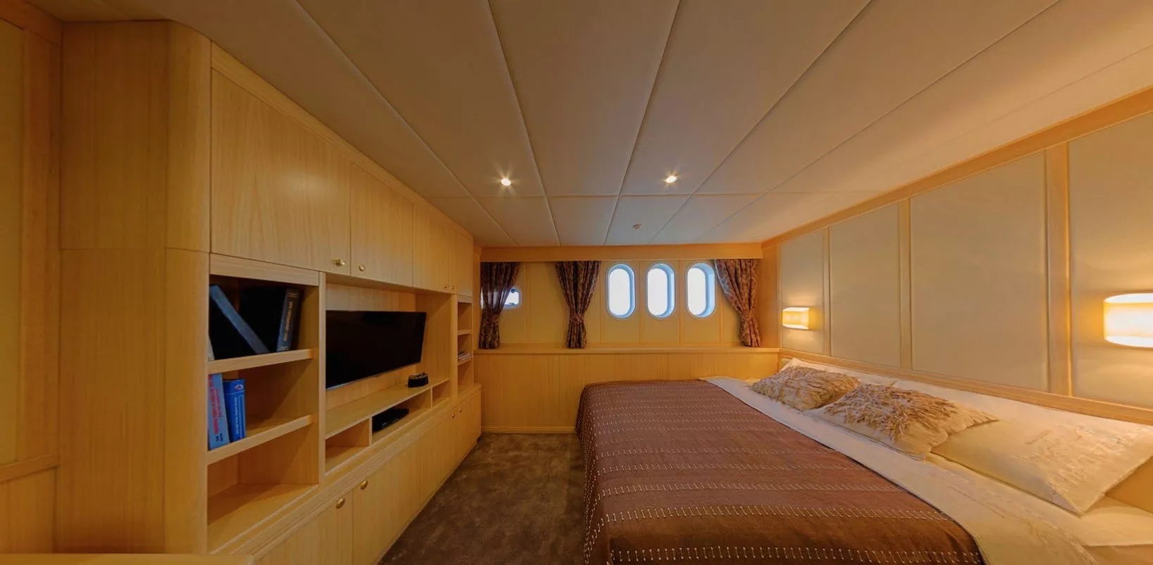 https://dev-api.arconyachts.com/storage/media/28582/conversions/432_7479519990-optimize.webp