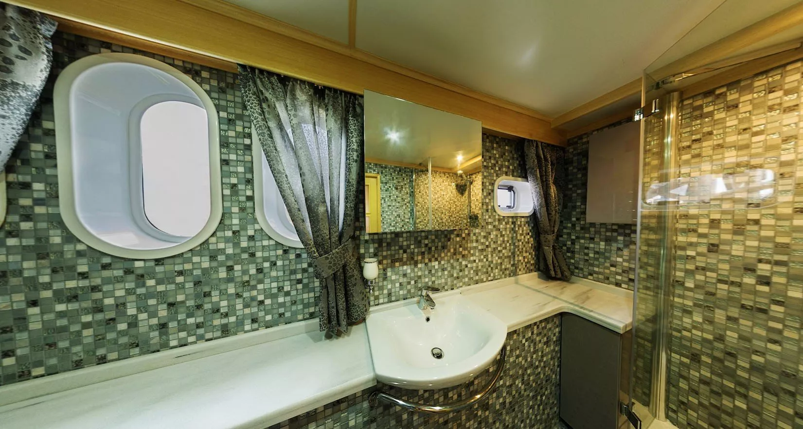 https://dev-api.arconyachts.com/storage/media/28583/conversions/432_1033994840-optimize.webp
