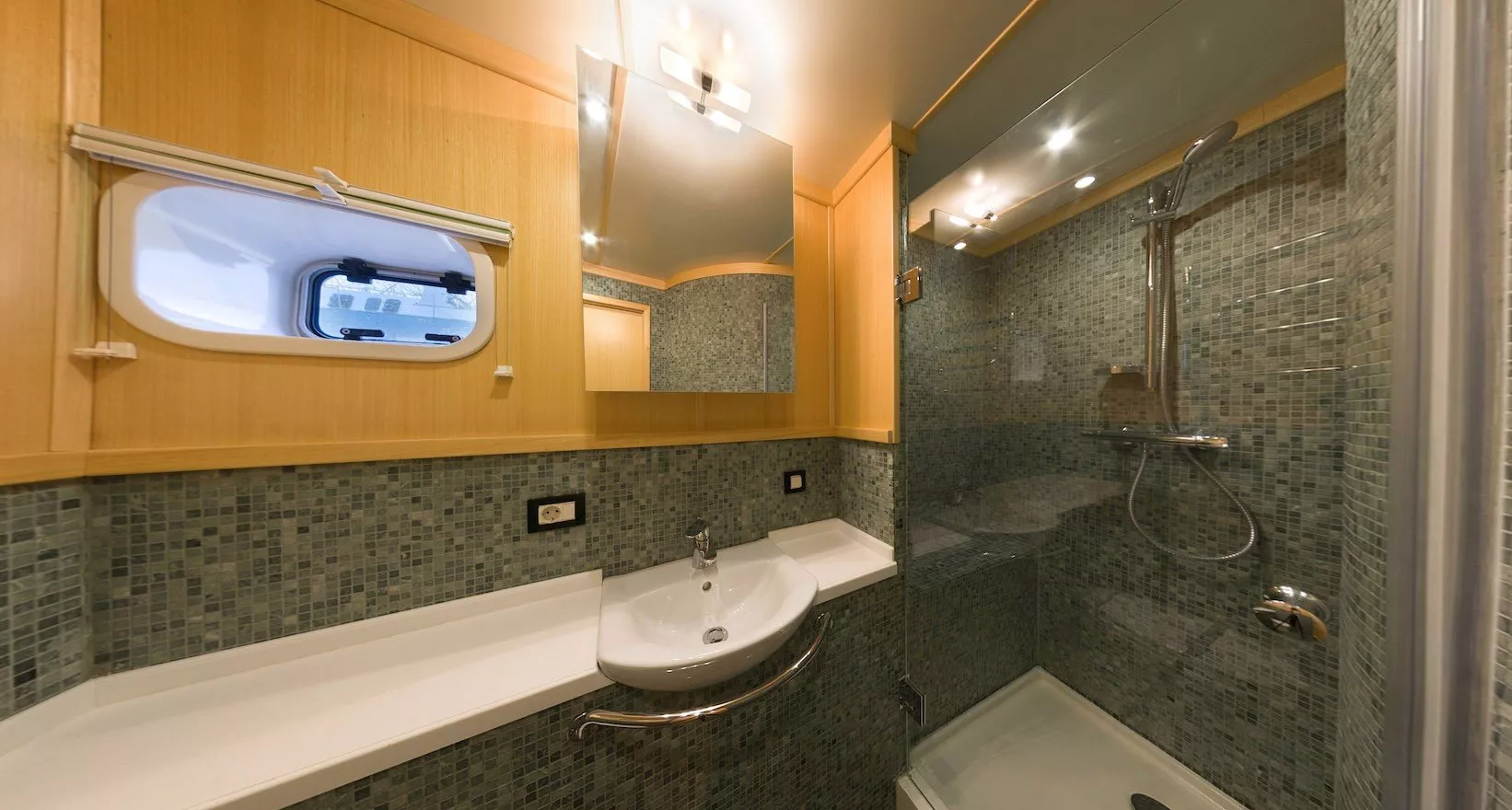 https://dev-api.arconyachts.com/storage/media/28587/conversions/432_1843551913-optimize.webp