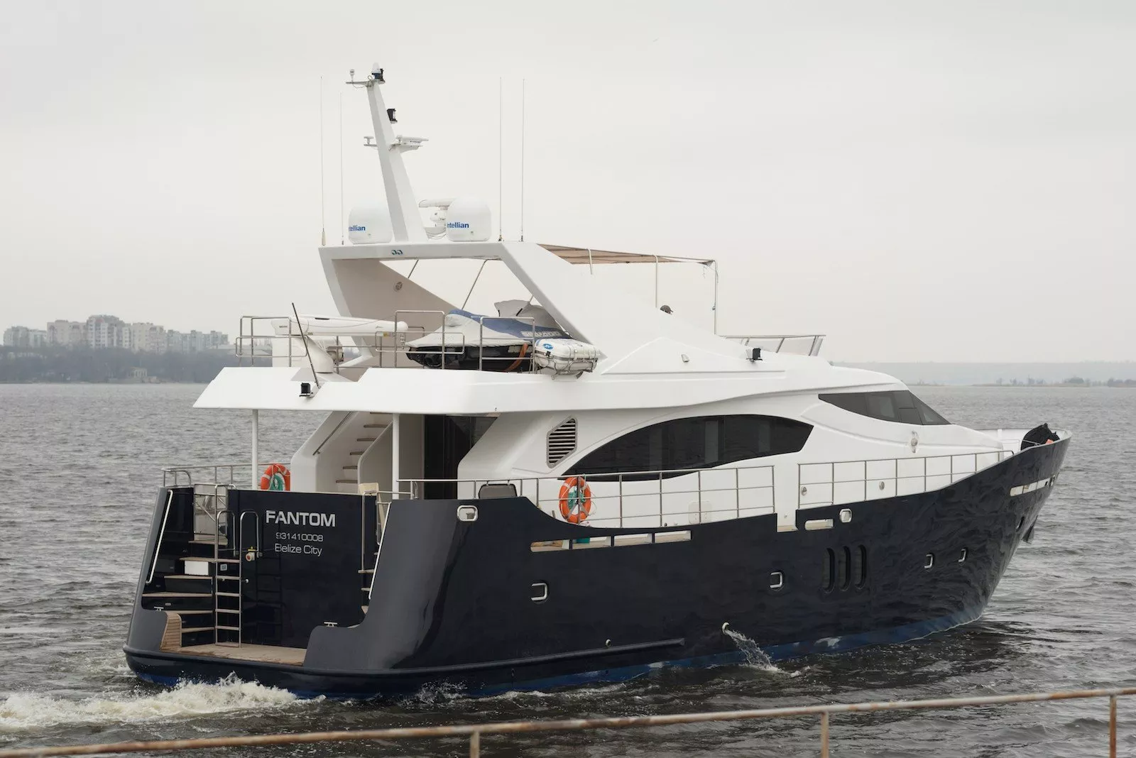 https://dev-api.arconyachts.com/storage/media/28596/conversions/432_6142810267-optimize.webp