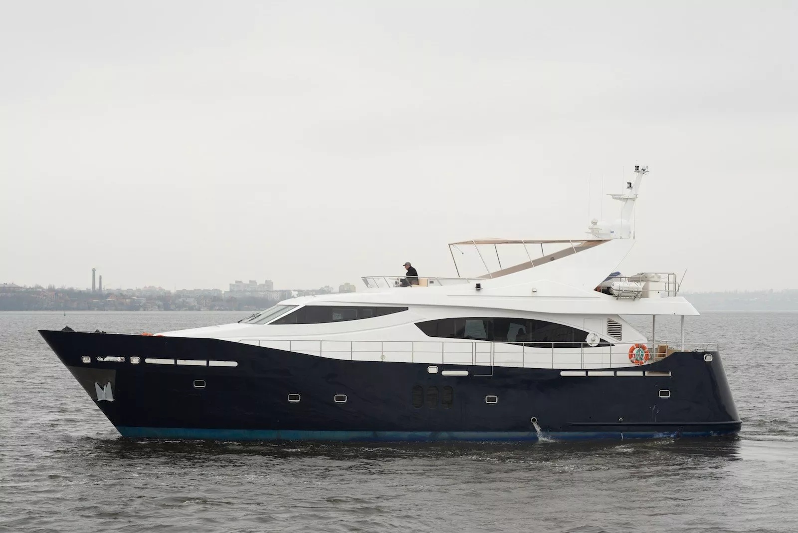 https://dev-api.arconyachts.com/storage/media/28600/conversions/432_3716151493-optimize.webp