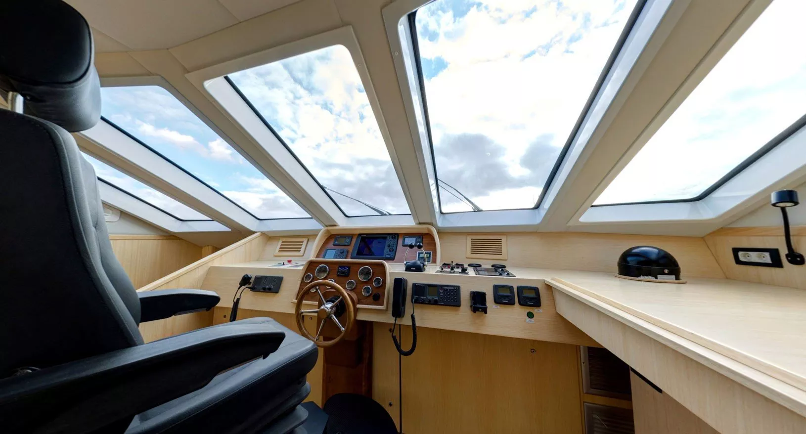 https://dev-api.arconyachts.com/storage/media/28603/conversions/432_1216737839-optimize.webp