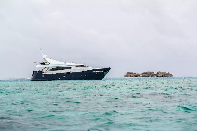 https://dev-api.arconyachts.com/storage/media/28604/conversions/432_2600585085-optimize.webp