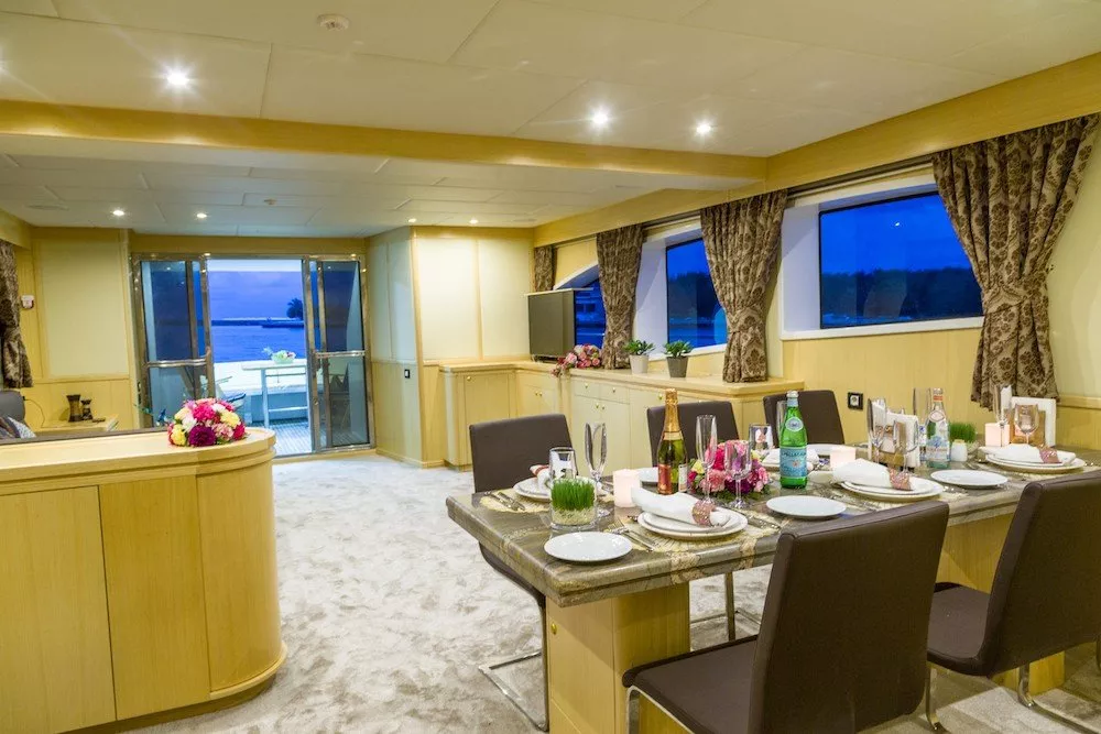https://dev-api.arconyachts.com/storage/media/28613/conversions/432_4492915901-optimize.webp