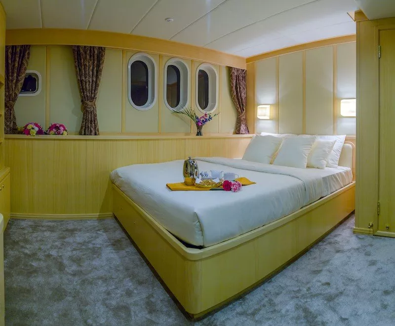 https://dev-api.arconyachts.com/storage/media/28618/conversions/432_9159689359-optimize.webp