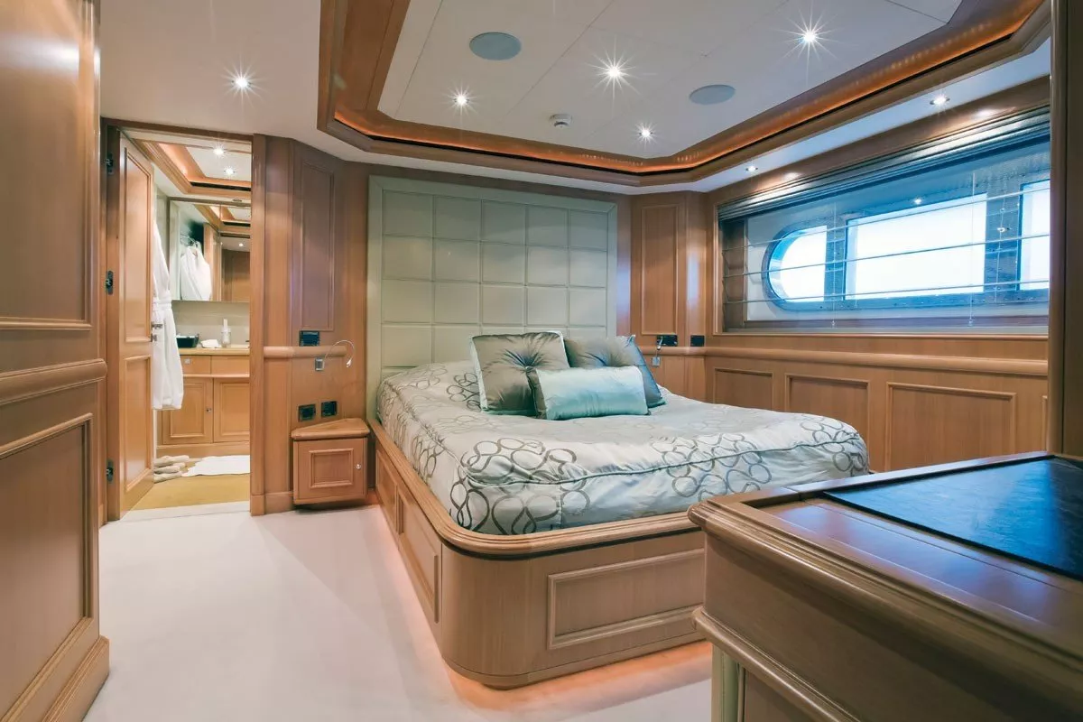 https://dev-api.arconyachts.com/storage/media/28634/conversions/431_1442509386-optimize.webp