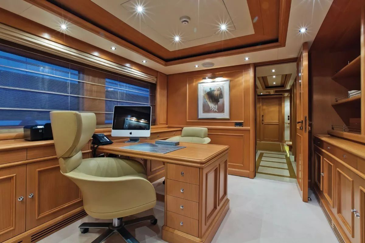 https://dev-api.arconyachts.com/storage/media/28640/conversions/431_6465703468-optimize.webp