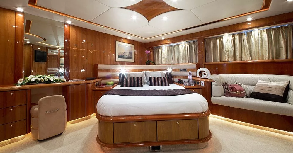 https://dev-api.arconyachts.com/storage/media/28669/conversions/429_6200110870-optimize.webp